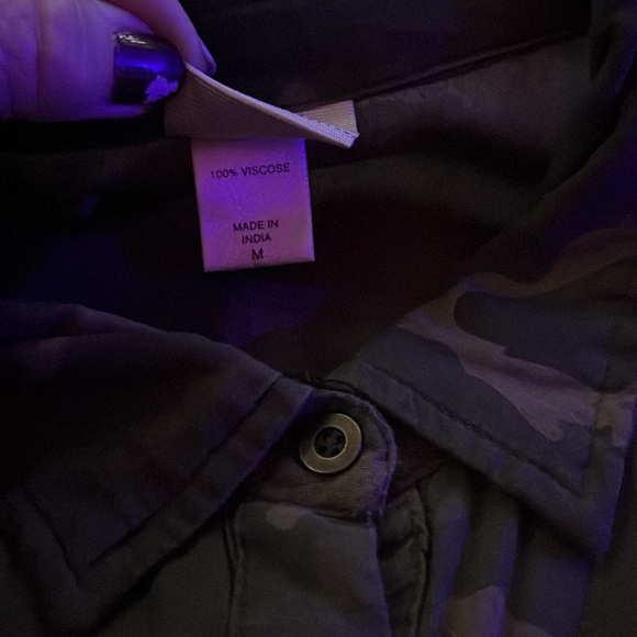 Daytrip Camouflage button down top. -Medium - Picture 3 of 8